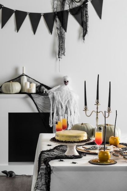 Table avec des friandises pour la fête d'Halloween