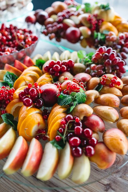 Une table avec des fruits délicieux pour tous les invités