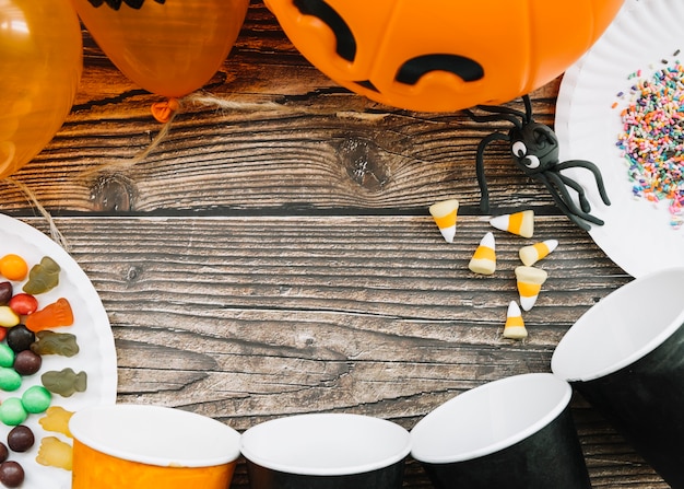 Photo gratuite table d'halloween avec des ballons et une araignée