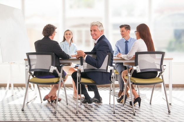 Table jeune manager de coopération principal