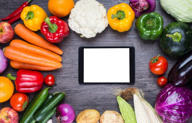 Table avec des légumes et une tablette