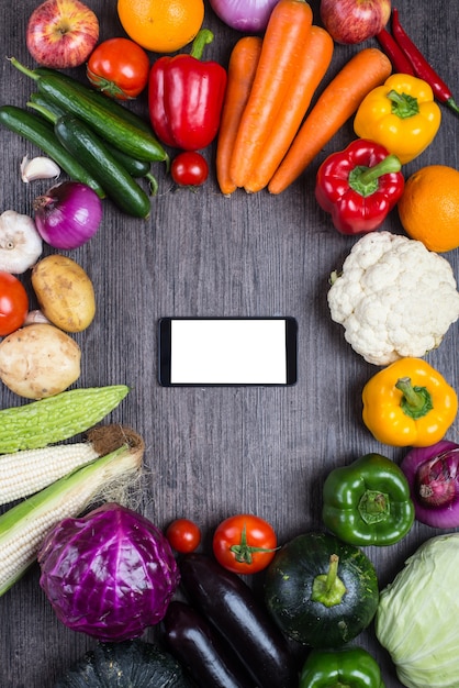 Table avec des légumes et un téléphone mobile