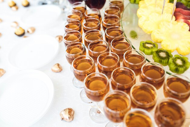 Table avec des lunettes et des fruits