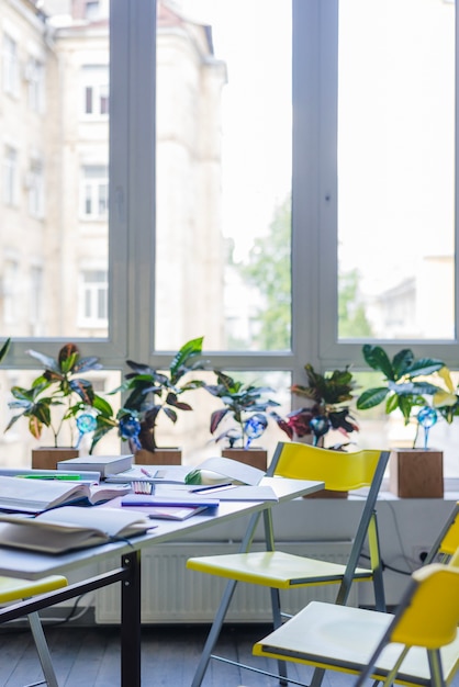 Photo gratuite table avec des manuels scolaires en classe