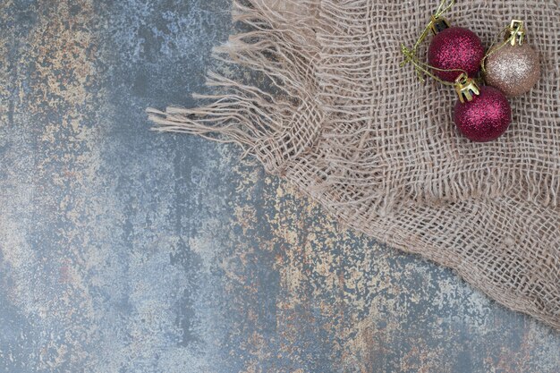 Table en marbre de boules de Noël avec toile de jute. Photo de haute qualité