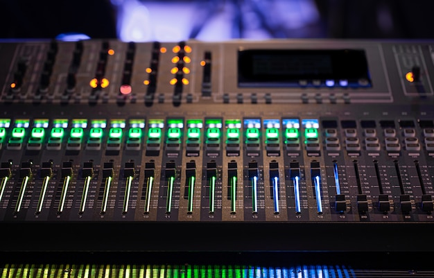 Photo gratuite table de mixage numérique dans un studio d'enregistrement. travaillez avec le son.
