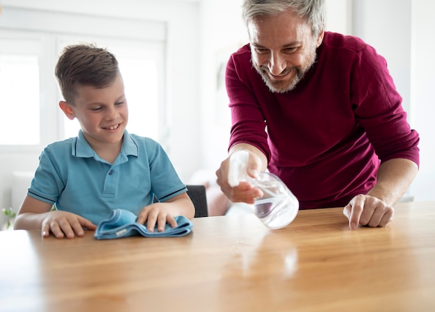 Table de nettoyage de plan moyen père et enfant