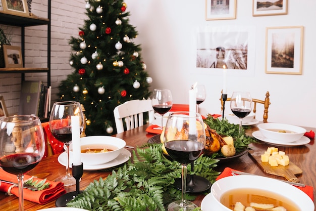 Table de Noël avec arbre en arrière-plan