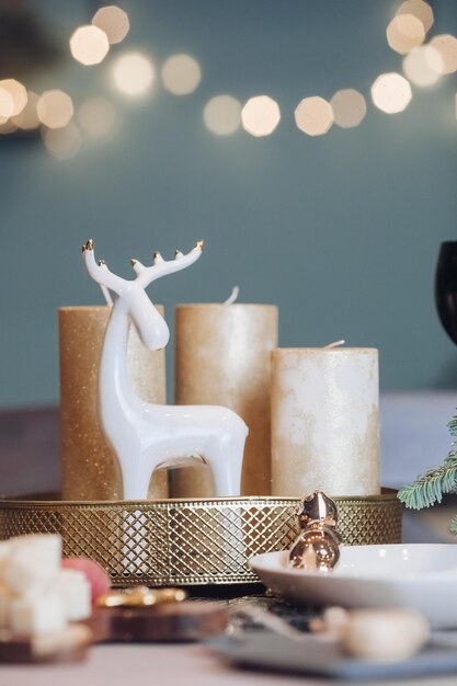 Table de Noël dans le salon avec les objets de déco de fêtes. Concept de réveillon du nouvel an