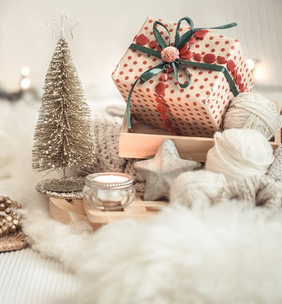 Table de Noël nature morte avec décor de fête.