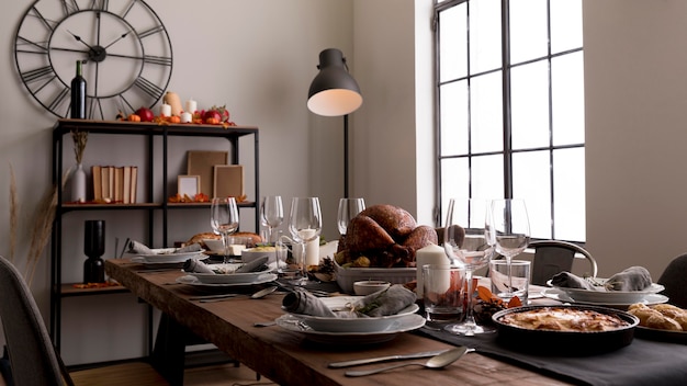 Table avec de la nourriture pour l'événement de Thanksgiving