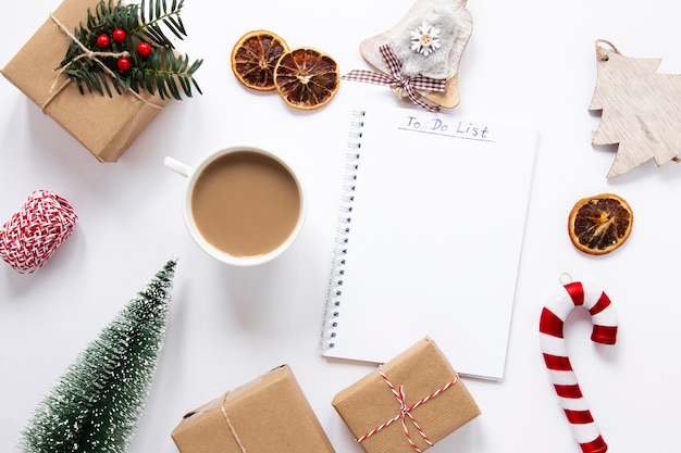 Table organisée avec carnet et décorations