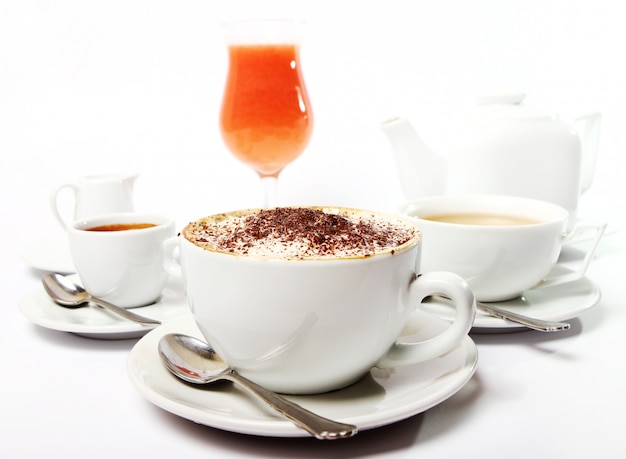 Table de petit déjeuner avec des boissons