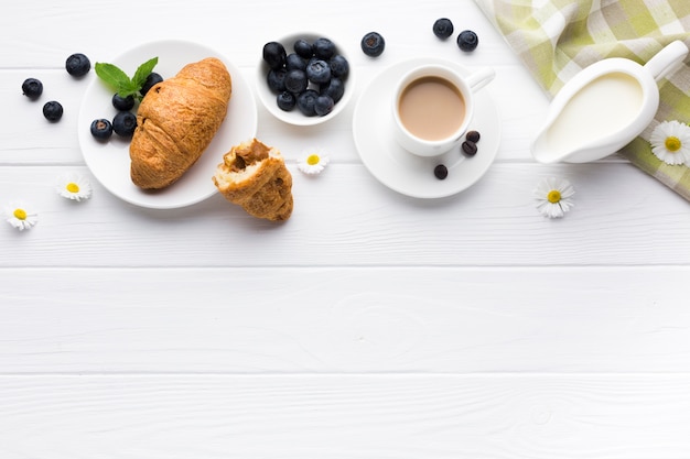 Table de petit-déjeuner plate avec fond