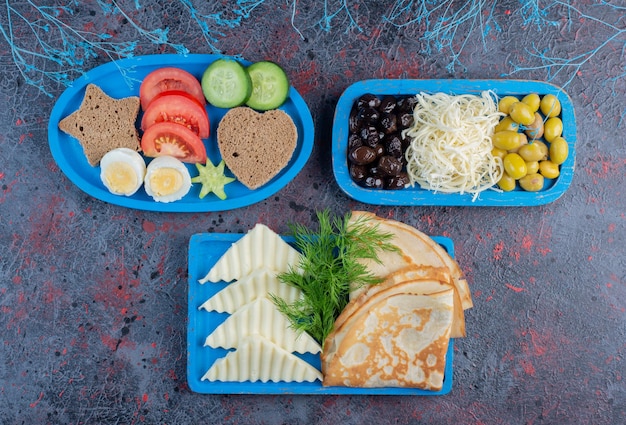 Table de petit-déjeuner riche et traditionnelle avec une variété d'aliments.