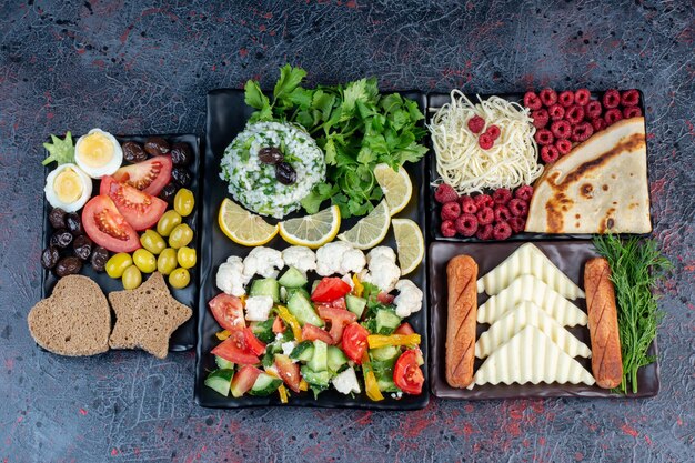 Table de petit-déjeuner riche avec une variété d'aliments.