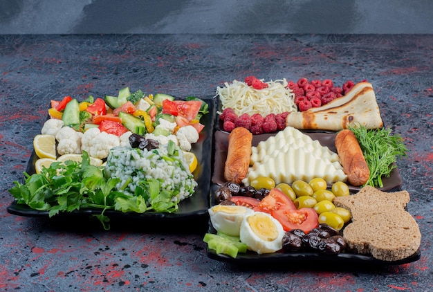 Table de petit-déjeuner riche avec une variété d'aliments.