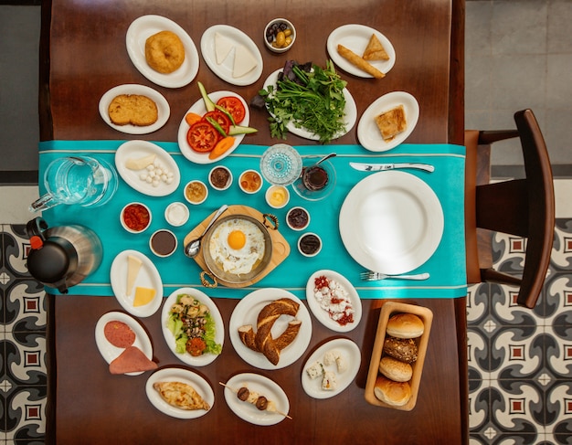 Table de petit déjeuner vue de dessus avec des aliments mélangés.