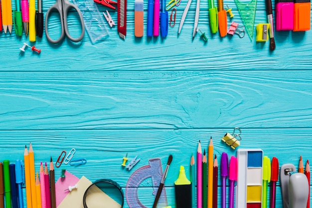 Table pleine de matériel scolaire