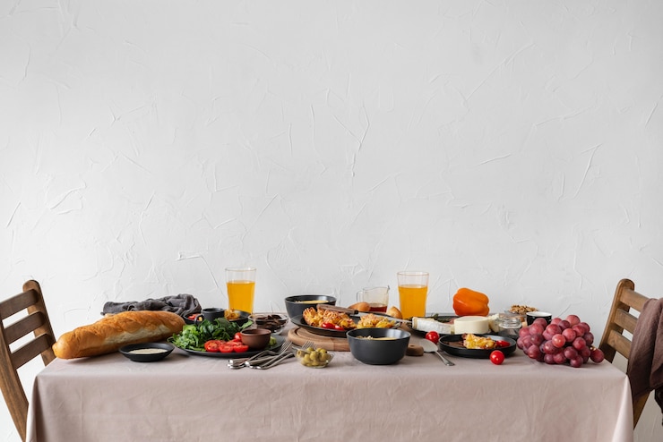 Photo gratuit table pleine de nourriture et de chaises