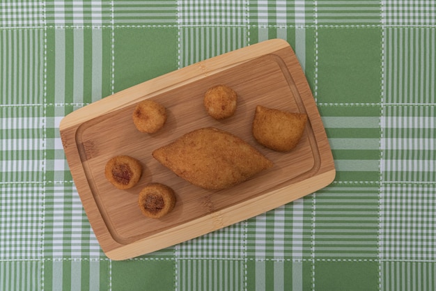 Photo gratuite table avec plusieurs snacks brésiliens