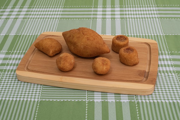 Table avec plusieurs snacks brésiliens