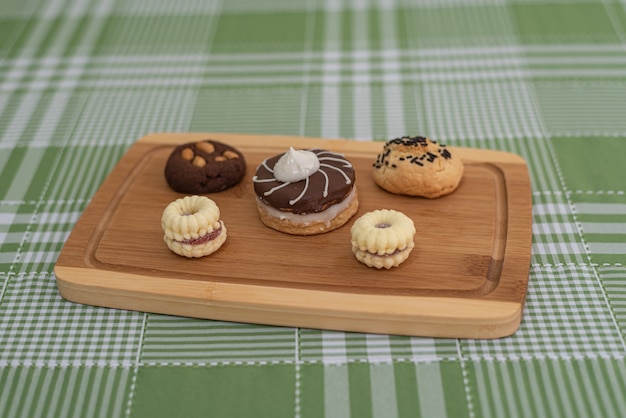 Table avec plusieurs snacks brésiliens