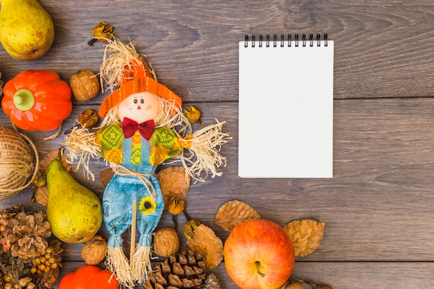 Table recouverte de légumes et de bloc-notes