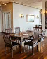 Photo gratuite table de restaurant avec des chaises en bois placées dans le hall décoré dans un style classique