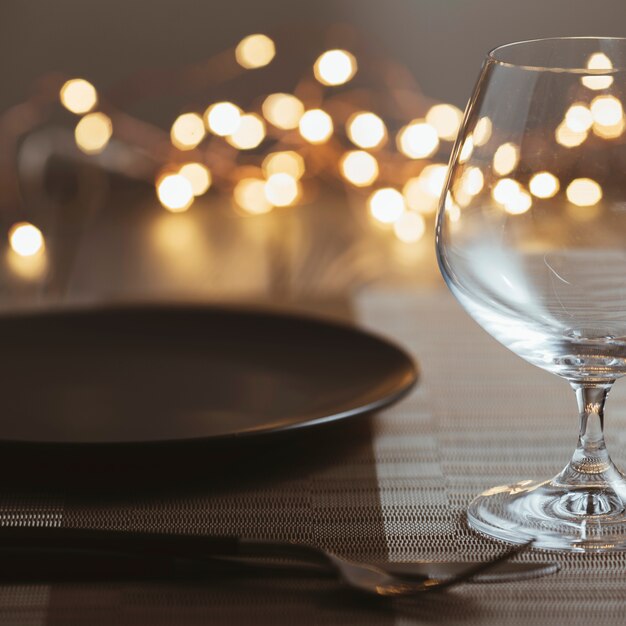 Table de restaurant avec des couverts