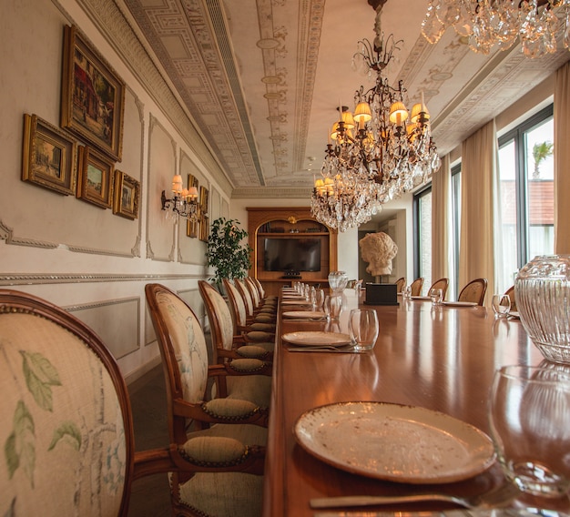 Photo gratuite table de réunion et salle à manger de luxe et plusieurs chaises