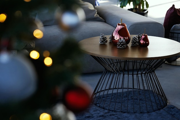 Photo gratuite table ronde à la mode avec décoration de noël