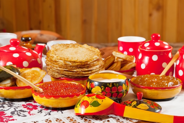 Photo gratuite table rustique de la shrovetide