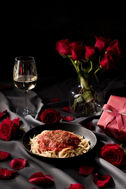 Table de Saint Valentin avec pâtes et bouquet de roses