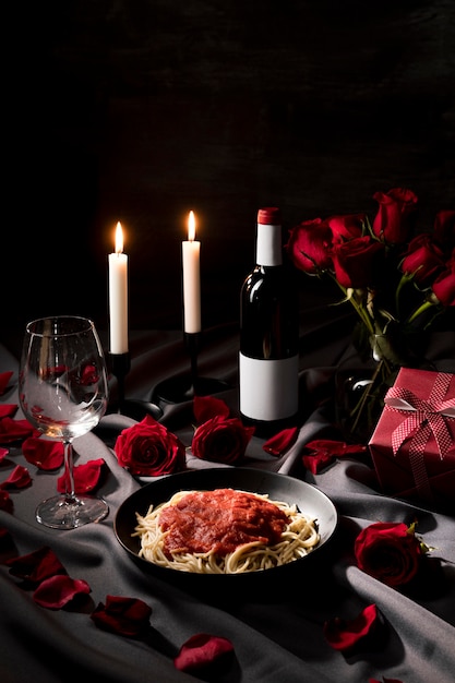 Table de la Saint-Valentin avec pâtes et vin