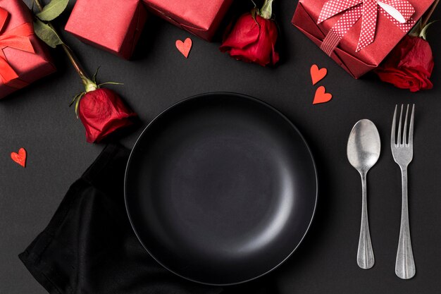 Table de la Saint-Valentin avec roses et assiette