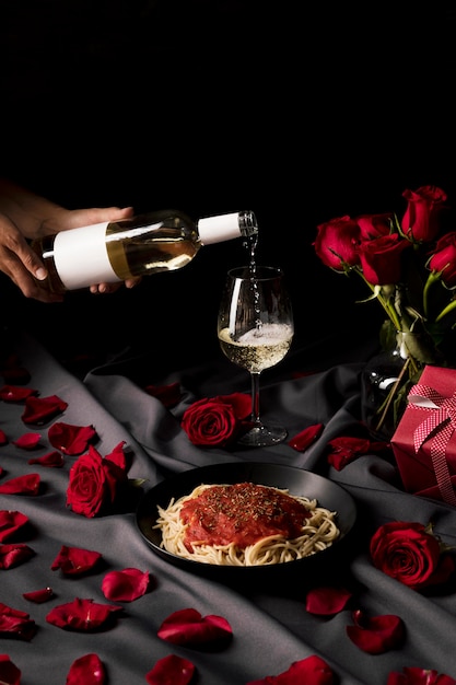 Table de la Saint-Valentin avec vin et pâtes