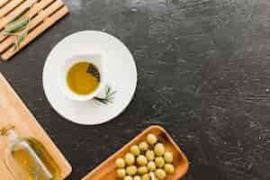 Photo gratuite table avec saucière à l'huile et aux olives