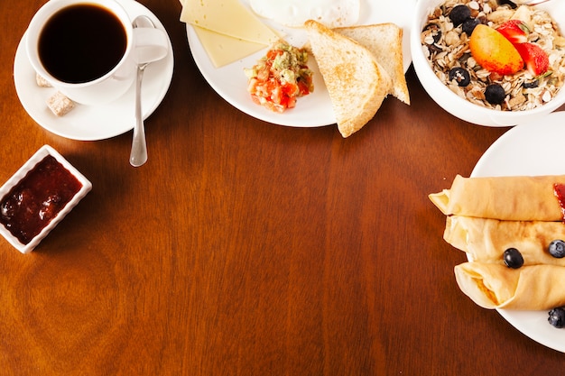 Table servie au petit-déjeuner