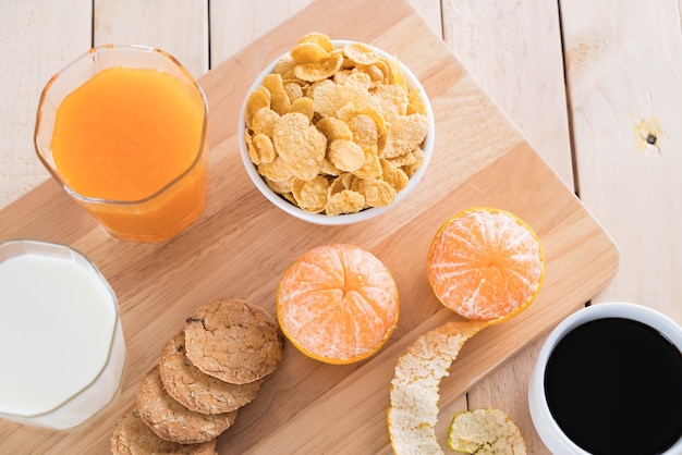 Photo gratuite table set de petit-déjeuner