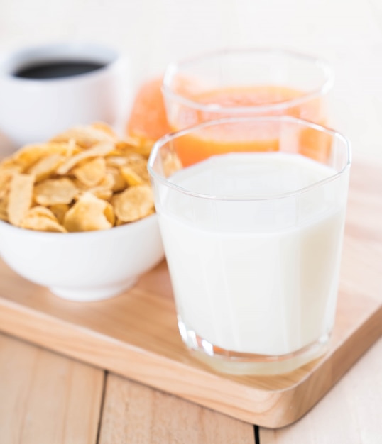 Photo gratuite table set de petit-déjeuner