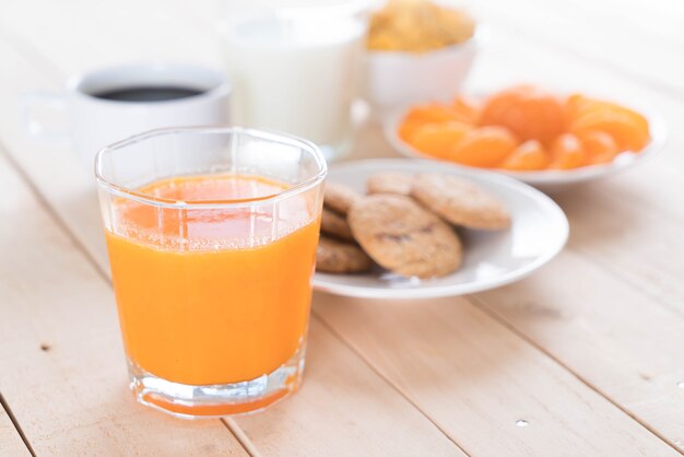 Photo gratuite table set de petit-déjeuner