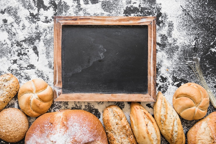 Photo gratuit table avec tableau noir et boulangerie
