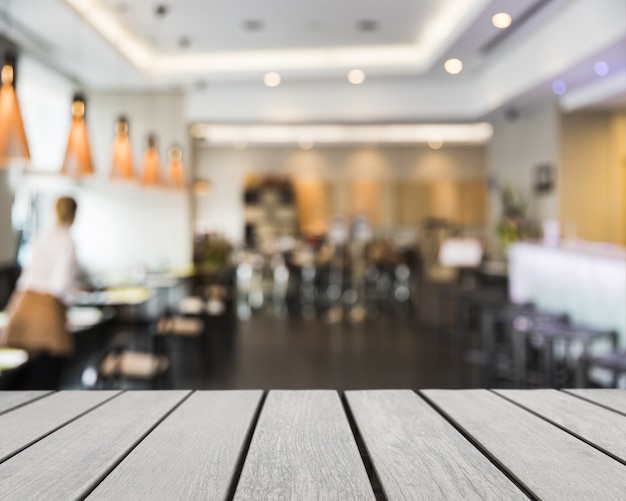 Table de travail donnant sur un restaurant élégant