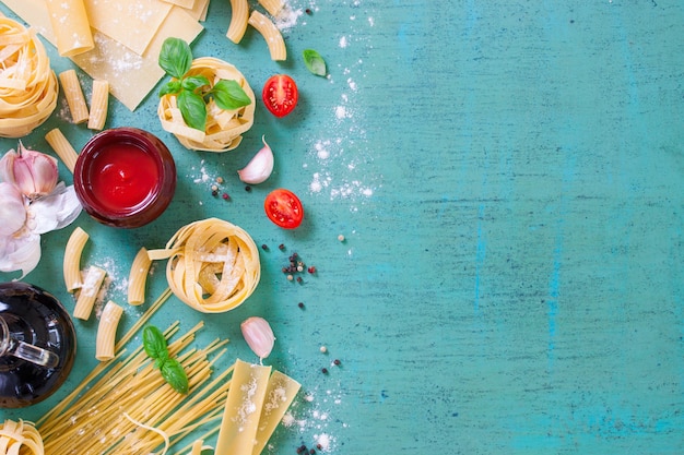 Table avec la variété de pâtes et de la sauce tomate