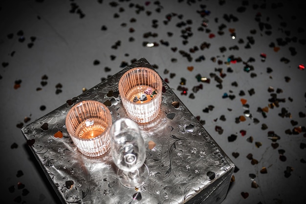 Photo gratuite table avec verres à alcool à la maison