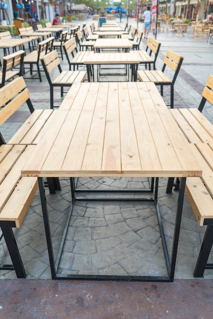 Table vide et chaise au restaurant