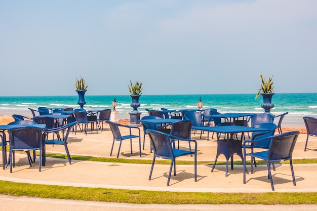 Table vide et chaise autour du fond de la plage