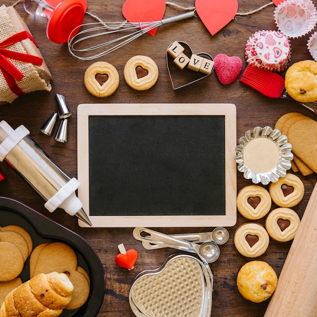 Photo gratuite tableau au milieu de la pâtisserie et des ustensiles de cuisson