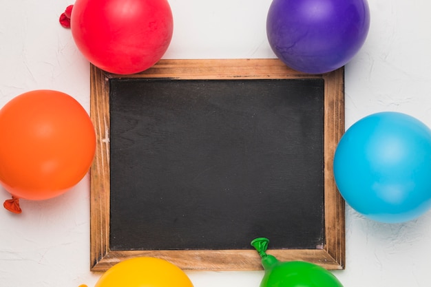 Tableau et ballons lumineux aux couleurs LGBT